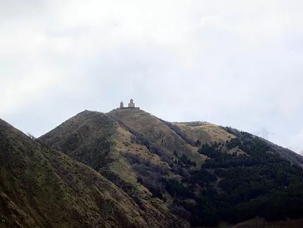 В этом поселке городского типа еще нет развлекательных клубов, огромных ресторанных комплексов, аттракционов и прочих прелестей современного отдыха. Kazbegi