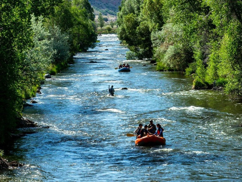 Каньон сохранил свою естественную красоту, так как состоит из крутых скал, куда трудно добраться. Tazy Kanon Rafting Zyplajn Ekskursii V Kemere