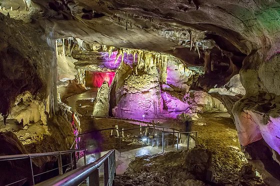 Пещера прометея (кумистави) расположена недалеко от городка цхалтубо и примерно в 20 км от кутаиси, в регионе имеретия на западе грузии. Peshera Prometeya Ekskursiya Gruziya 24