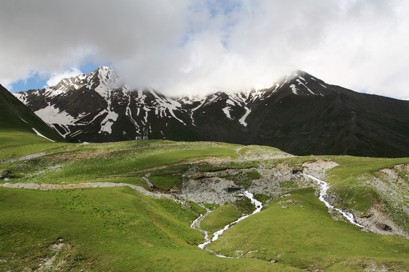 Пеший путник и турист, едущий в комфортабельном автобусе, могут видеть белые столбики с указателями — на одной их стороне отмечены километры от. Udivitelnaya Gruziya Chast 4 Ya Voenno Gruzinskaya Doroga