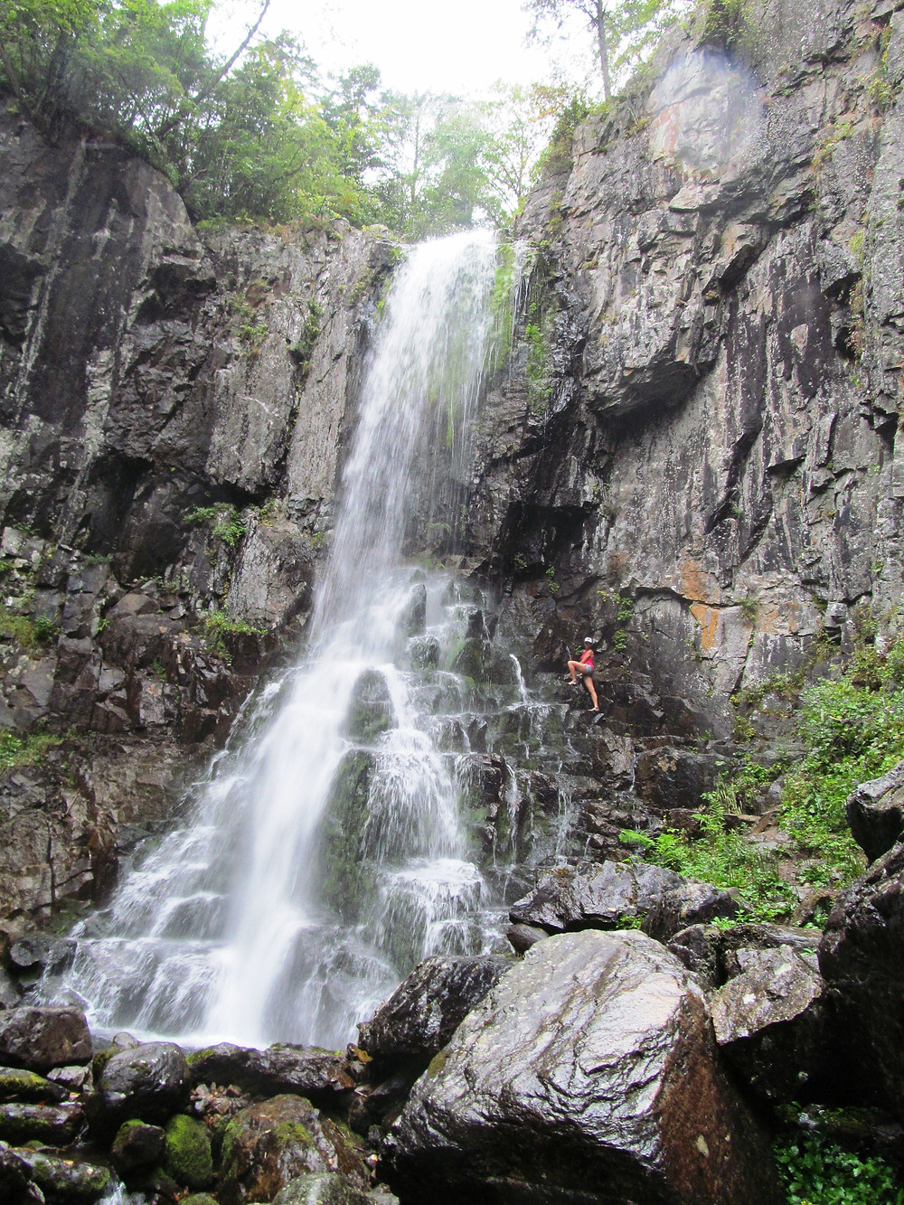 От кордона лазовского лесничества до ключа беневской примерно 6 км, далее путь к подножью горы лысой идет вдоль ключа и занимает примерно 2 часа (7 км). Benevskoj Vodopad Ili 2 Chasa Bosikom Po Lesu