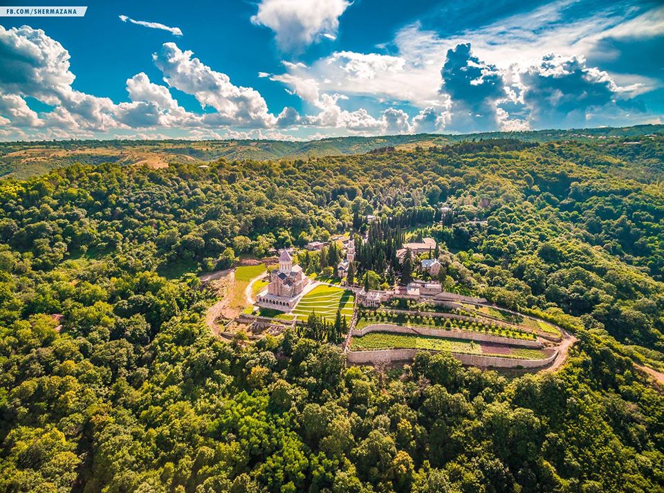 Территория монастыря украшена цветниками и ухоженными кустами, . Foto Dnya Monastyr Bodbe Friend In Georgia